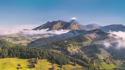 Luftbild Alpenlandschaft Natur mit nebligen Wolken in sonnigen Herbstbergen