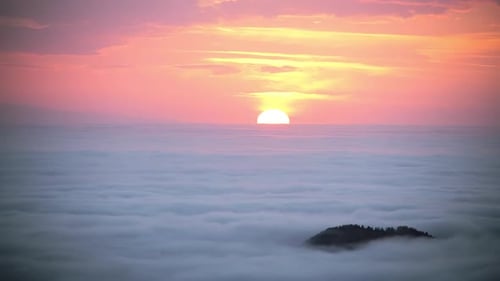 8K Sonnenuntergang über den Wolken