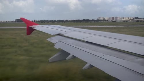 Das Flugzeug bewegt sich auf dem Boden. Blick vom Flugzeugfenster zum Flügel.