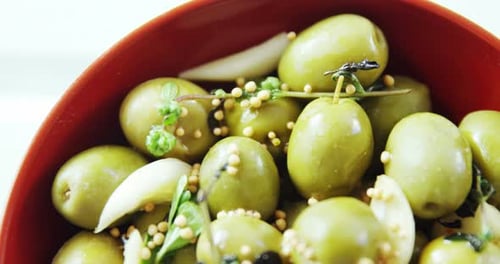 Tapas de aceitunas verdes en un bol