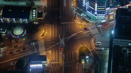 Circulation nocturne sur le carrefour de la ville d'Osaka Timelapse
