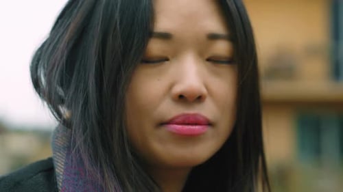 Schöne asiatische Frau, die in die Kamera schaut, hautnah. Portrait einer chinesischen Frau