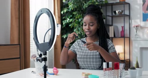 Influencer registra reseñas de productos de la marca con la que trabaja a través de las redes sociales