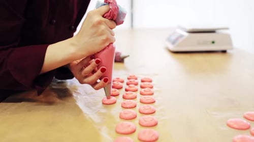 Koch mit Injektor, der Macaron-Teig auspresst