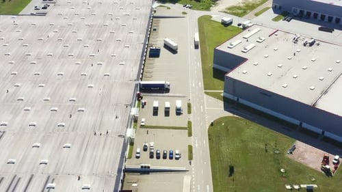 Luftaufnahme von Lagerhallen oder Industriefabrik oder Logistikzentrum von oben. Luftbild