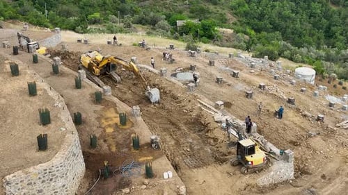 Los agricultores construyen un jardín de aguacates en las montañas vista aérea 4 K