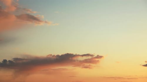 Sonnenuntergang Bewölkter Himmel mit flauschigen Wolken