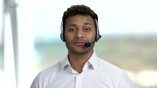 Männlicher technischer Support-Mitarbeiter im Headset.