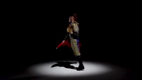 Torero con traje azul y dorado o típico torero español, foco aislado sobre fondo negro