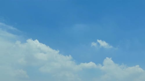 Zeitraffer, Sonnenuntergang, Sonnenaufgang und wunderschöne Dämmerung, flauschiger Sturm, bewölkter blauer und gelber Himmel
