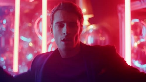 Energetischer Mann tanzt auf Party in Zeitlupe. Netter Kerl, der Spaß im Club
hat