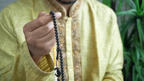 Muslimischer Mann hält Hand in Gebetsgesten während des Ramadan Nahaufnahme