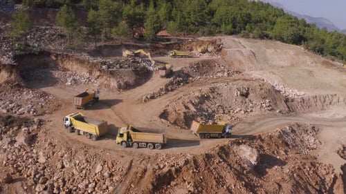 Panorama-Luftaufnahme von Muldenkippern, die auf der Quarry Road im Berggebiet fahren