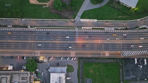 Voitures occupées avec des embouteillages aux heures de pointe sur Highway Road Street