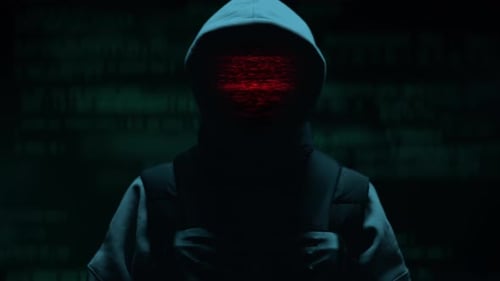 Hacker de computador com capuz