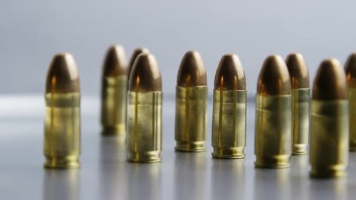 Filmmusik rotierende Aufnahme von Kugeln auf einer metallischen Oberfläche - BULLETS 030