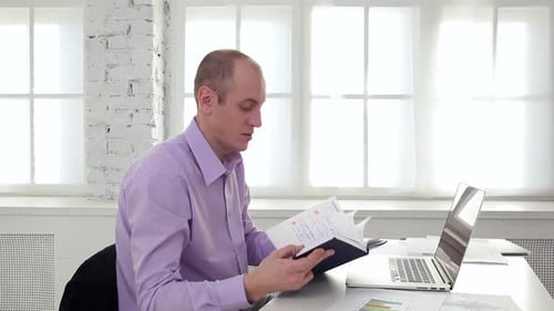 Geschäftsmann arbeitet am Laptop