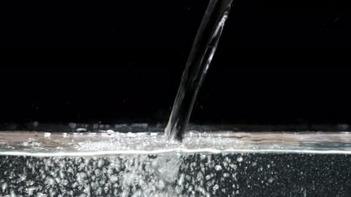 Wassertropfen im Aquarium auf isoliertem schwarzem Hintergrund