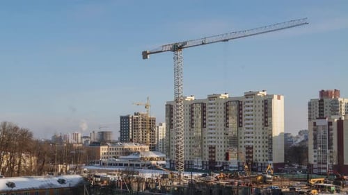 Turmkrane arbeiten auf Baustelle Wohnsiedlung Gebäudetechnik