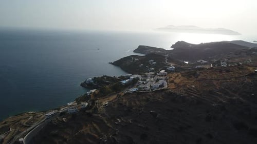 Mylopotas sur l'île d'Ios dans les Cyclades en Grèce vues du ciel