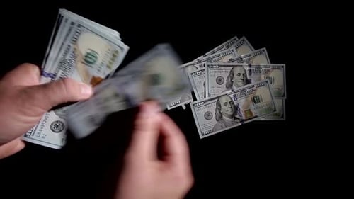 Betrachtet Geld isoliert auf schwarzem Hintergrund