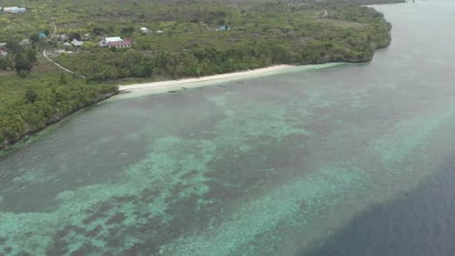 Luftbild: Flug über tropischen Strand türkisfarbenes Korallenriff, Indonesien