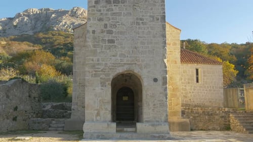 Un campanario de piedra