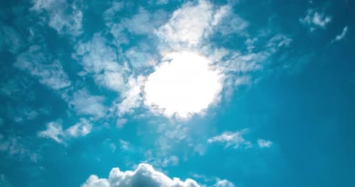 Beau paysage nuageux avec de grands nuages de construction et le lever du soleil perçant la masse nuageuse.