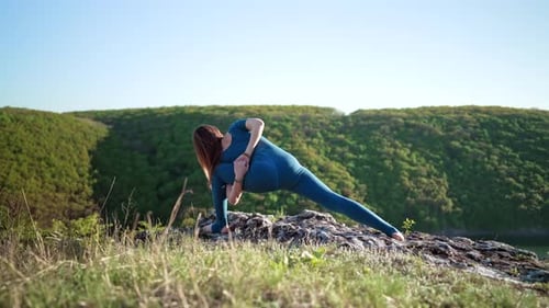 Femme pratiquant à Gomukhasana Pose Tête de Vache Yoga sur Haute Montagne