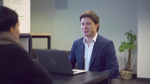 Vorstellungsgespräch im modernen Büro