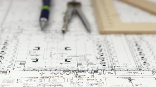 Créateur de Sketch dessiné avec un crayon, une règle et une boussole. Gros plan