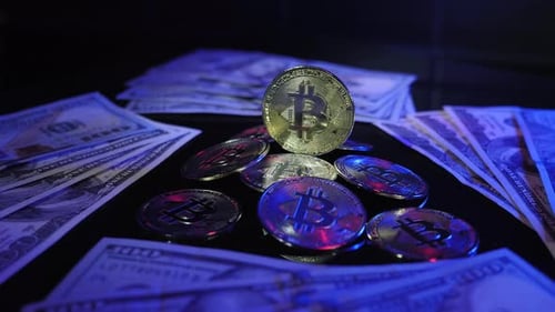 La crypto-monnaie Bitcoin BTC brille dans une lumière rouge et bleue