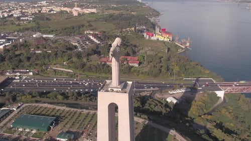 Vue aérienne du sanctuaire du Christ-Roi à Almada