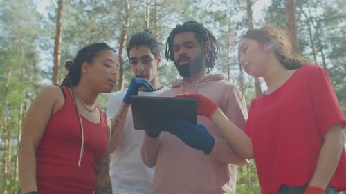 Gruppe von Umweltschützern plant gemeinsam im Park