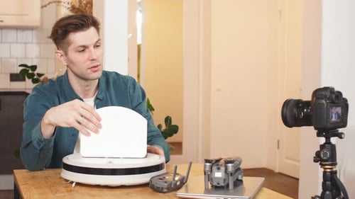 Young Adult Reviews Robotic Vacuum Cleaner
