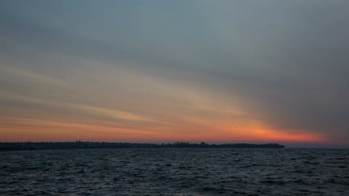Lever de soleil théâtral par temps nuageux avec nuages