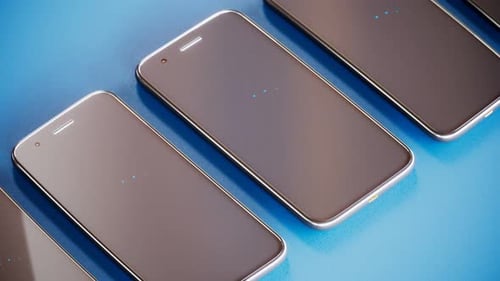 Eine Reihe von Smartphones zeigt Synchronisierungssymbole an. Synchronisieren Sie Daten zwischen Geräten. Mobiltelefone.