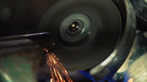 Professioneller männlicher Arbeiter arbeitet in der Produktion mit Metall
