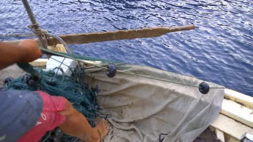 Fischer ziehen Fischernetz im Meer nach traditioneller Methode