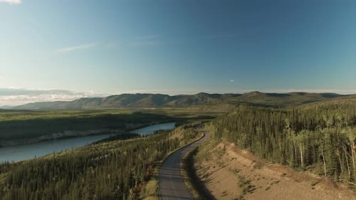 Bela vista da estrada panorâmica ao lado do rio