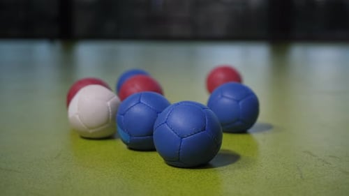 Balles de pétanque sur le sol de la salle de sport