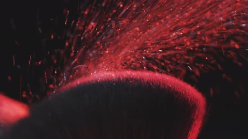 Salpicaduras de producto cosmético en polvo en los Pinceles