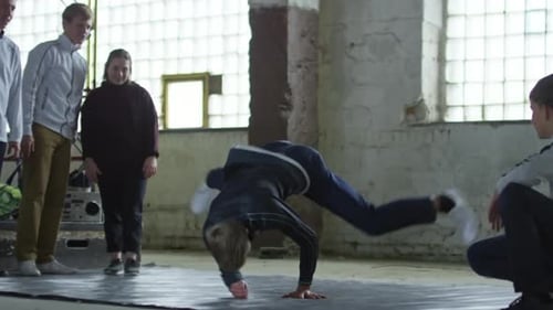 Teenager tanzt Freistil