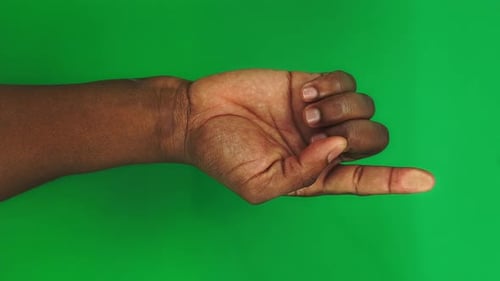 7 gestos de uso da tela sensível ao toque feitos por um homem afro-americano na tela verde