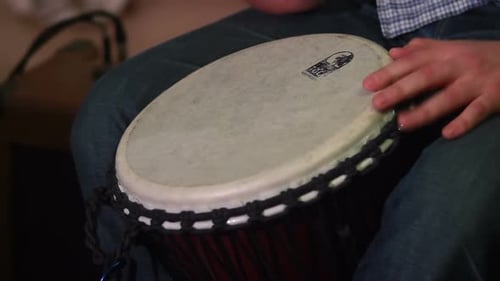 Le batteur joue de la batterie lors d'un événement musical, Live Sound Classics Rhythm