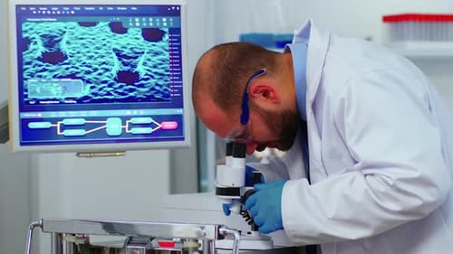 Biologischer Technologiewissenschaftler forscht mit Mikroskop