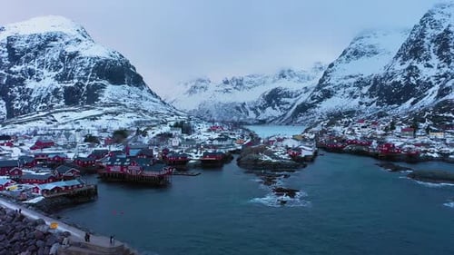 Pueblo pesquero A y montañas en invierno. Islas Lofoten, Noruega. Vista aérea