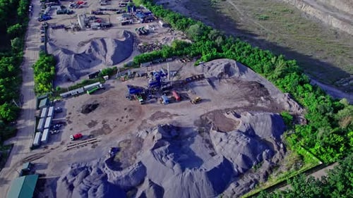 Tagebau Granit Steinbruch mit Arbeitsmaschinen