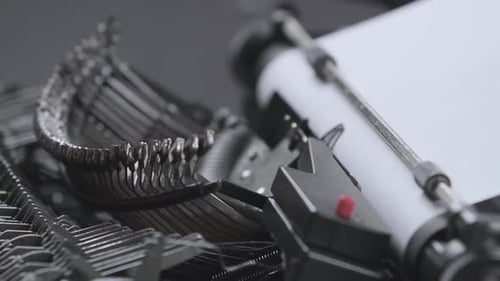 Taper un scénario de film ou un livre sur une machine à écrire vintage