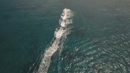 Wasseraktivitäten mit Jetski auf See